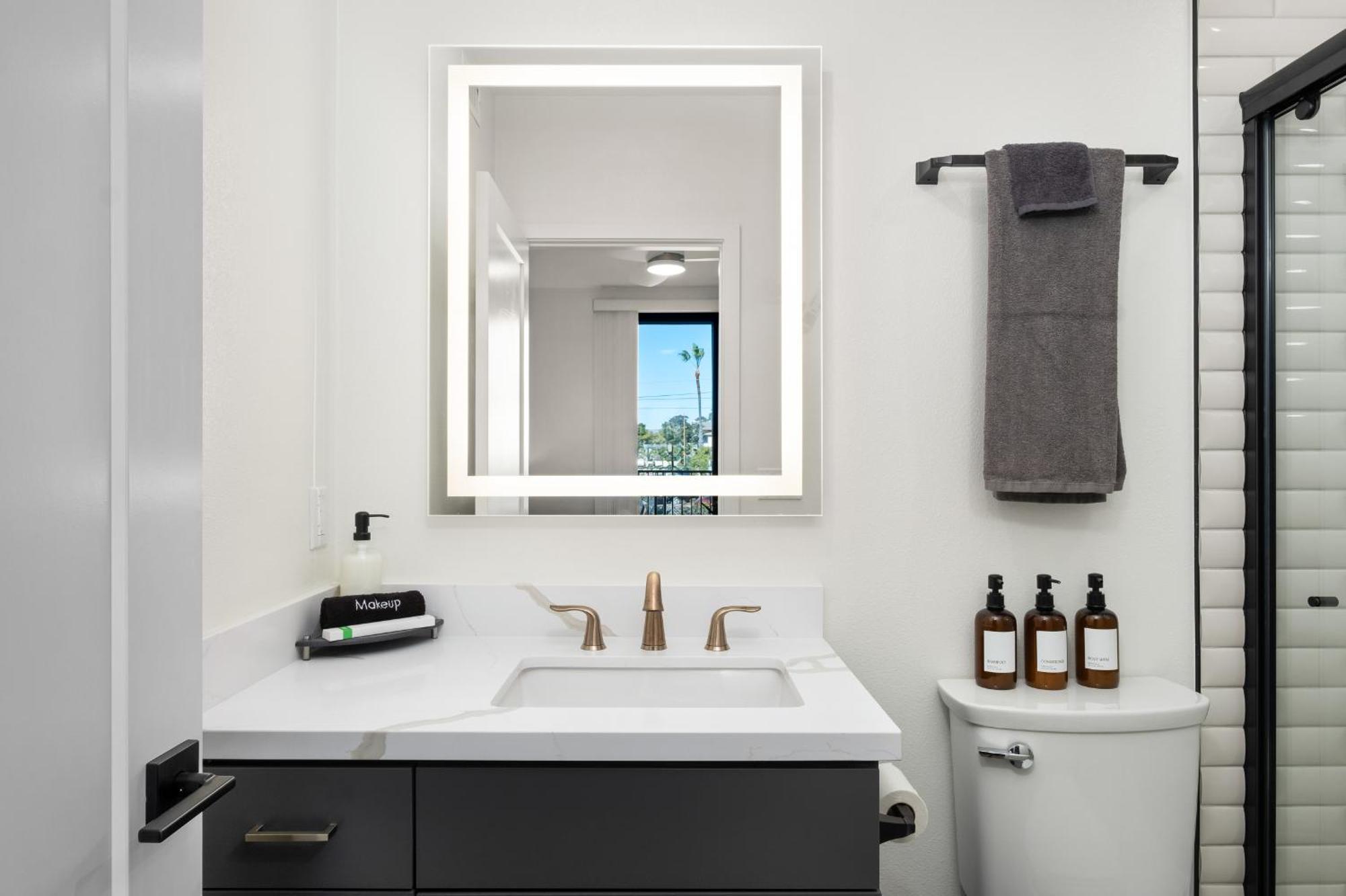 Modern 2 Bedroom King Bed Evcharger Pet-friendly Balcony