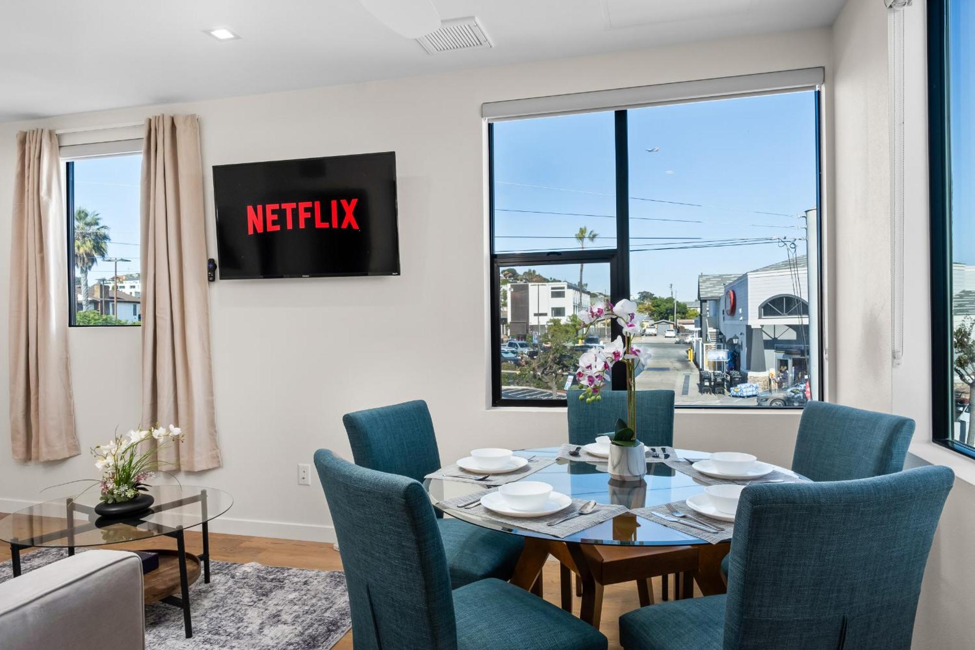 Modern 2 Bedroom King Bed Evcharger Pet-friendly Balcony