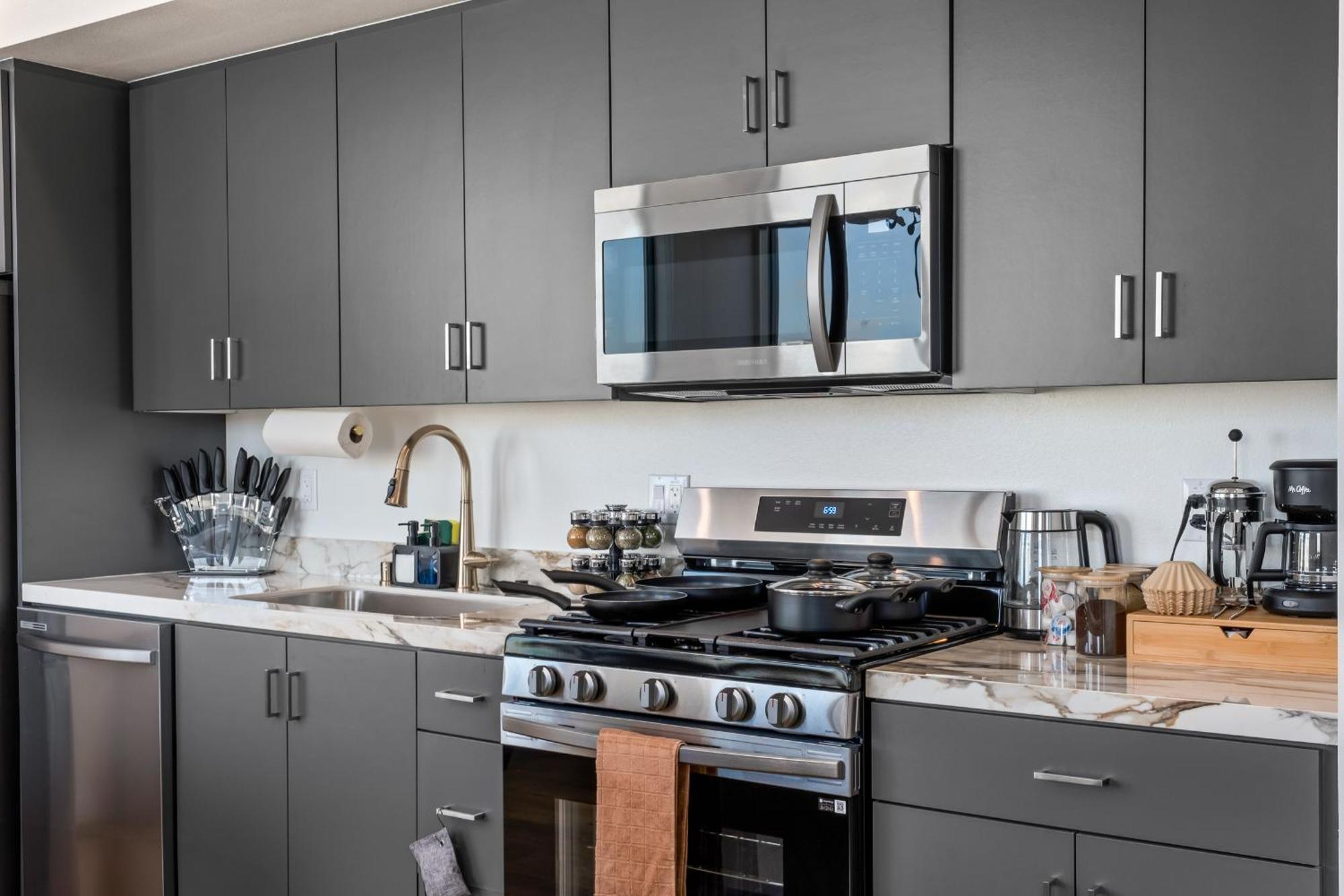 Apartamento Modern 2 Bedroom King Bed Evcharger Pet-friendly Balcony *