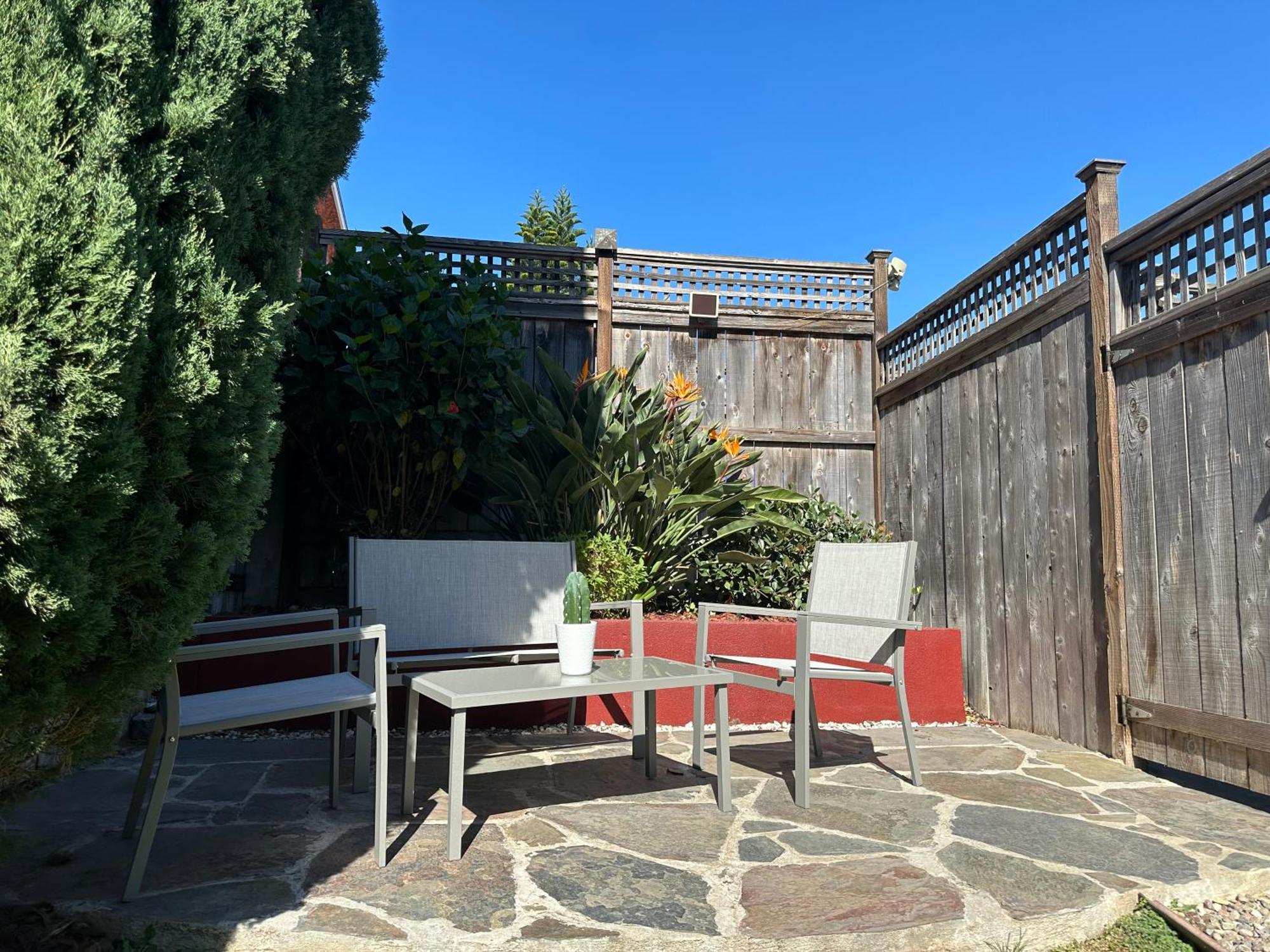 3-bedroom, Prime Location, Private Backyard! Holiday home *