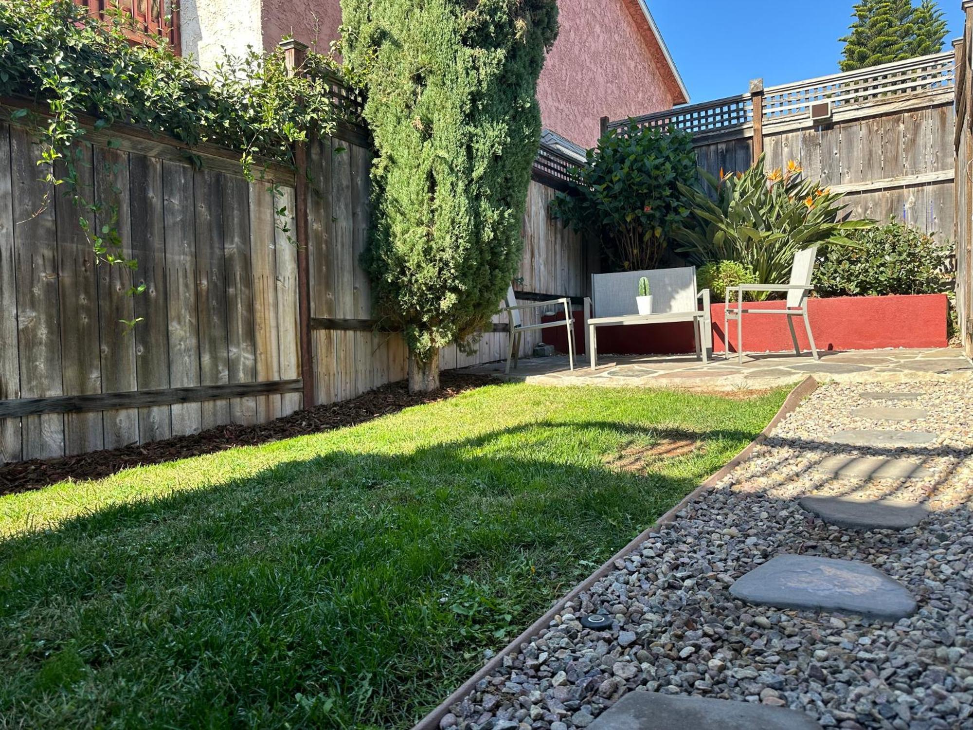 Holiday home 3-bedroom, Prime Location, Private Backyard! *