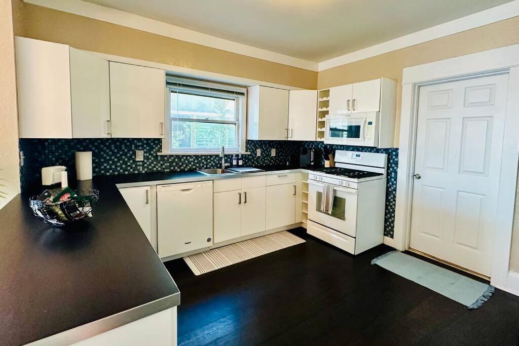3-bedroom, Prime Location, Private Backyard! Holiday home *