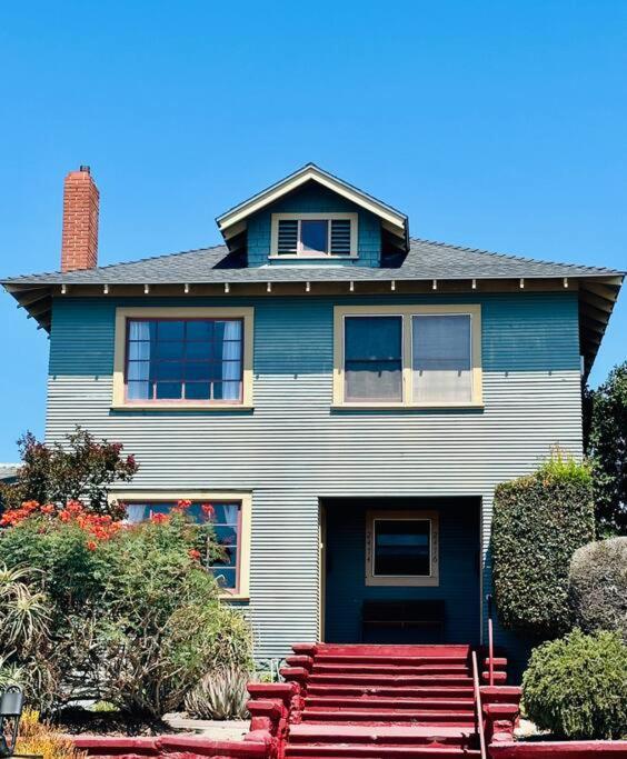 3-bedroom, Prime Location, Private Backyard! * San Diego