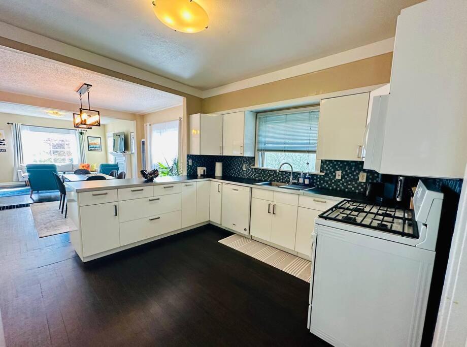 3-bedroom, Prime Location, Private Backyard! Holiday home
