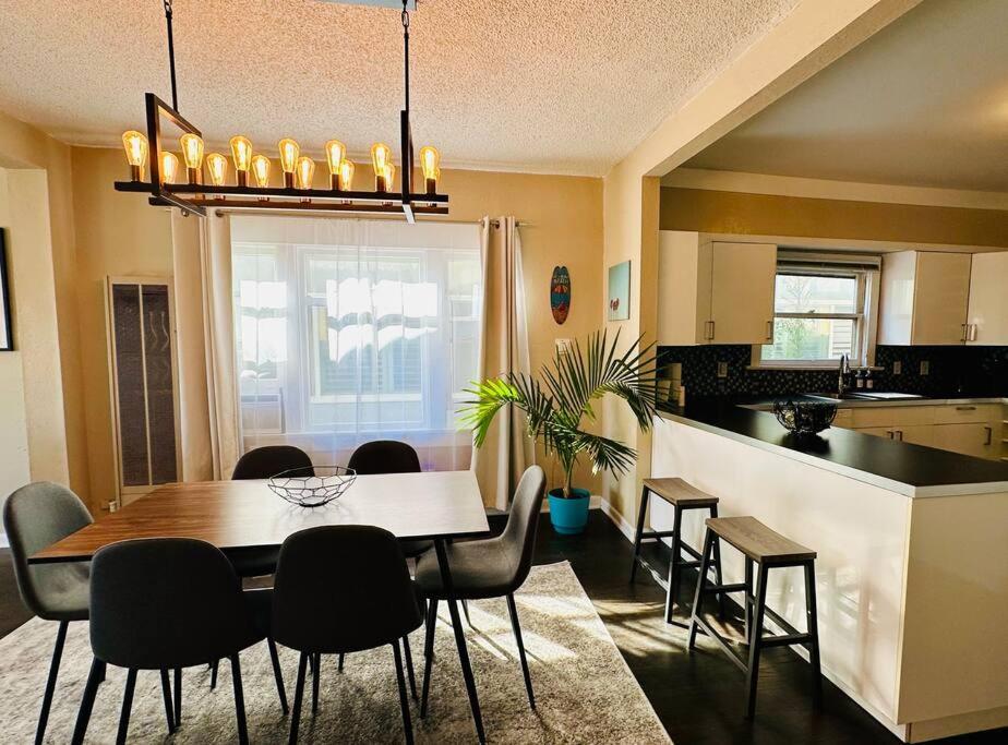 Holiday home 3-bedroom, Prime Location, Private Backyard!