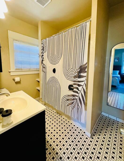 Holiday home 3-bedroom, Prime Location, Private Backyard! San Diego