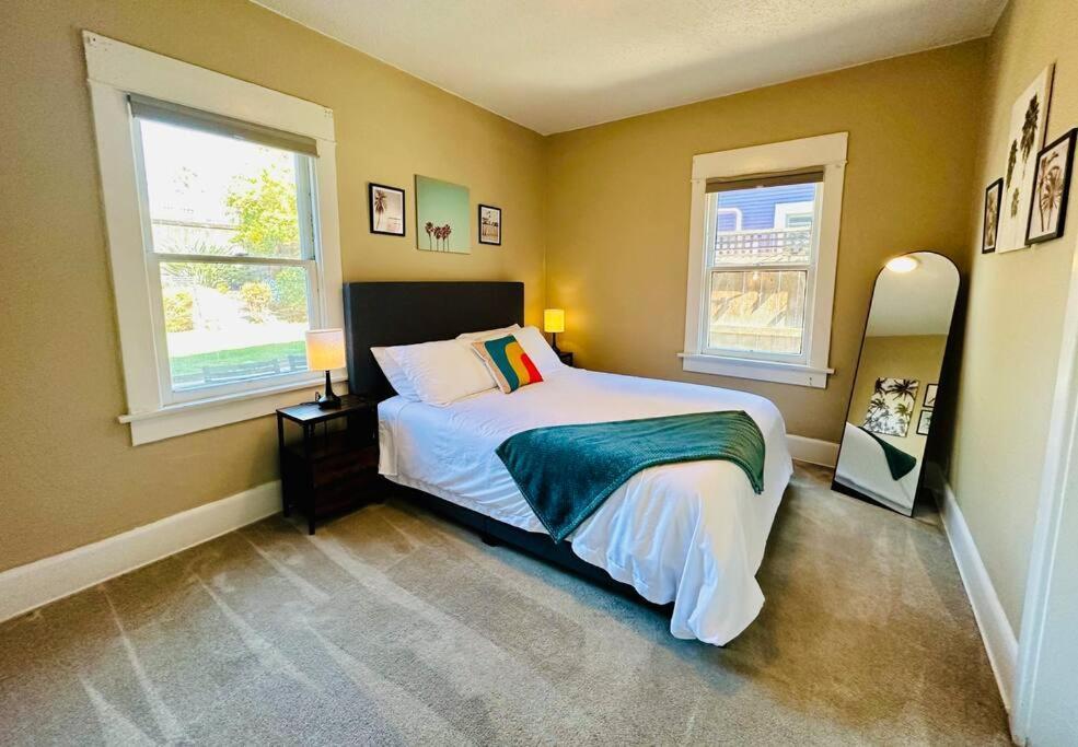 3-bedroom, Prime Location, Private Backyard! Holiday home *