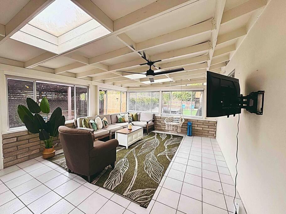 Sunny Retreat Huge Single Level With Large Yard *