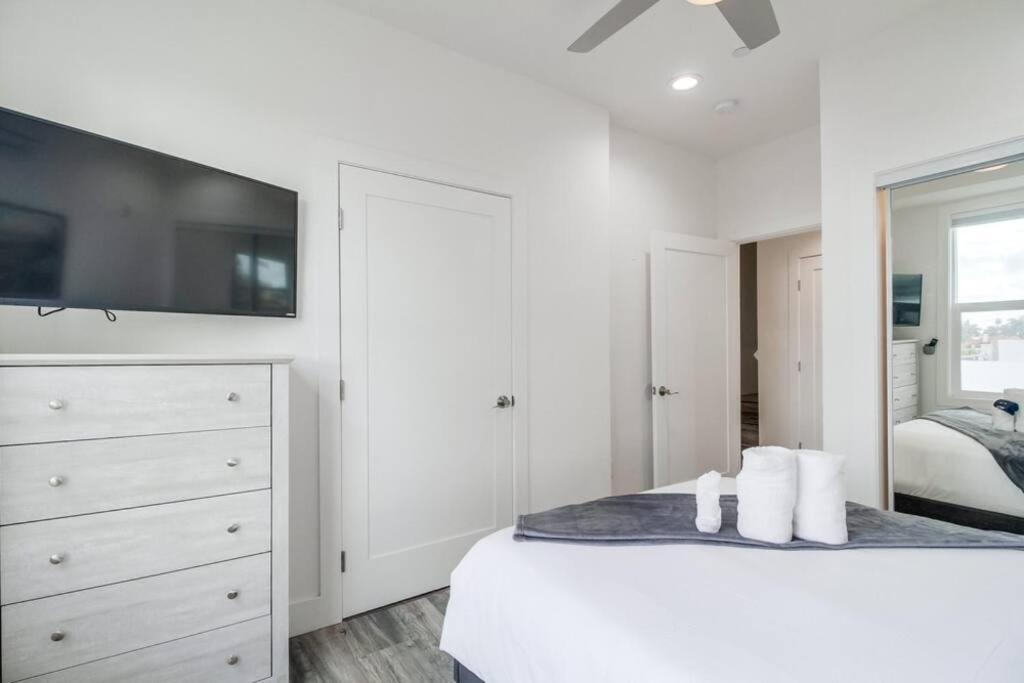 Hot Tub, New 2 Bedroom Park Blvd * San Diego