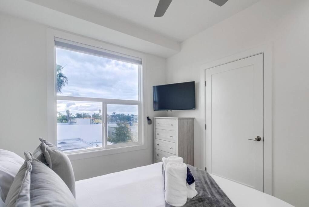 Hot Tub, New 2 Bedroom Park Blvd Apartment