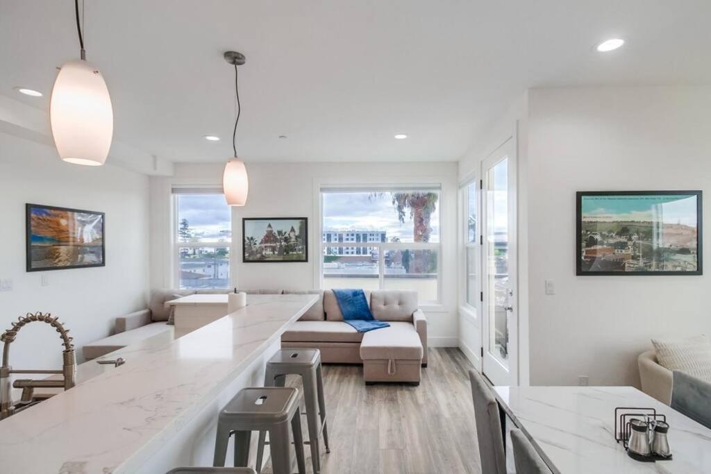Hot Tub, New 2 Bedroom Park Blvd Apartment