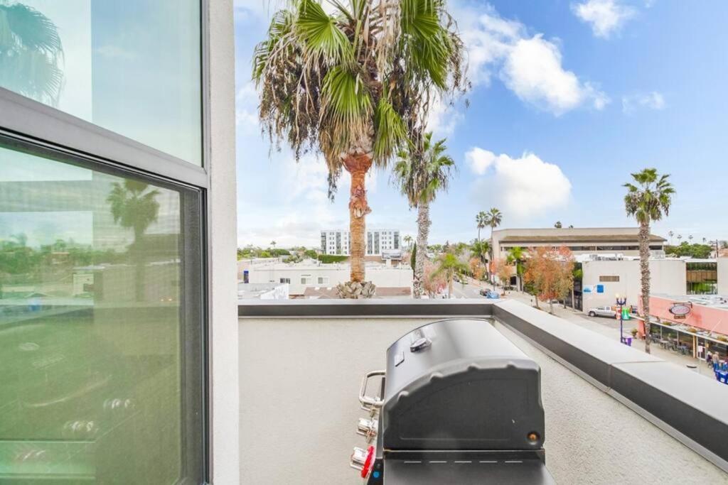 Hot Tub, New 2 Bedroom Park Blvd Apartment San Diego