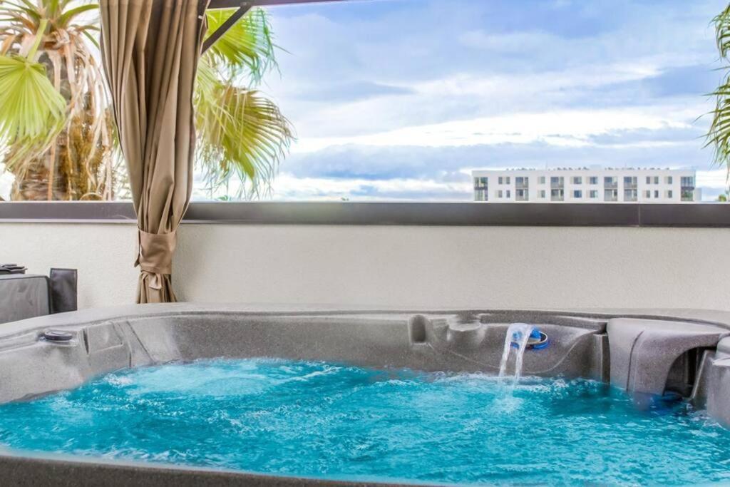Apartment Hot Tub, New 2 Bedroom Park Blvd *