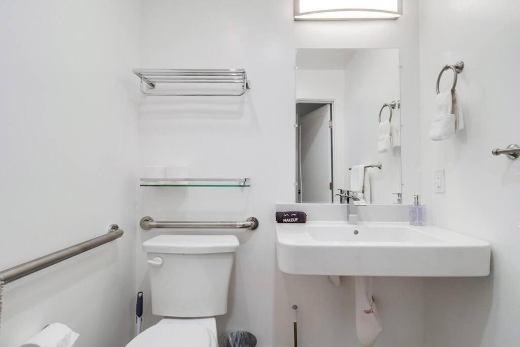 Apartment Hot Tub, New 2 Bedroom Park Blvd *