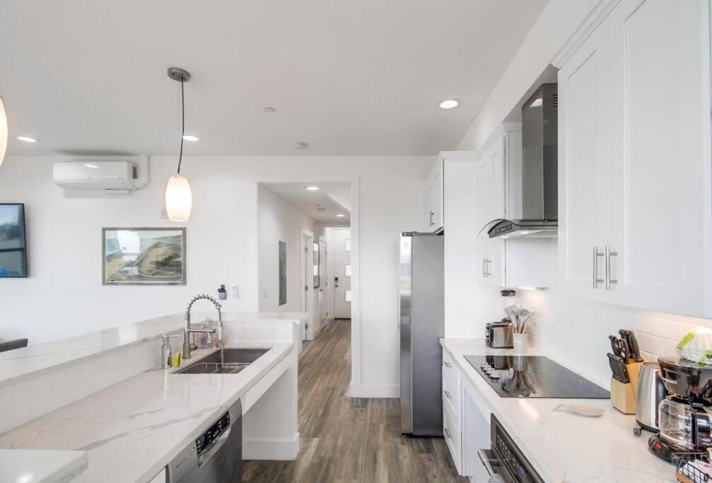 Hot Tub, New 2 Bedroom Park Blvd Apartment *
