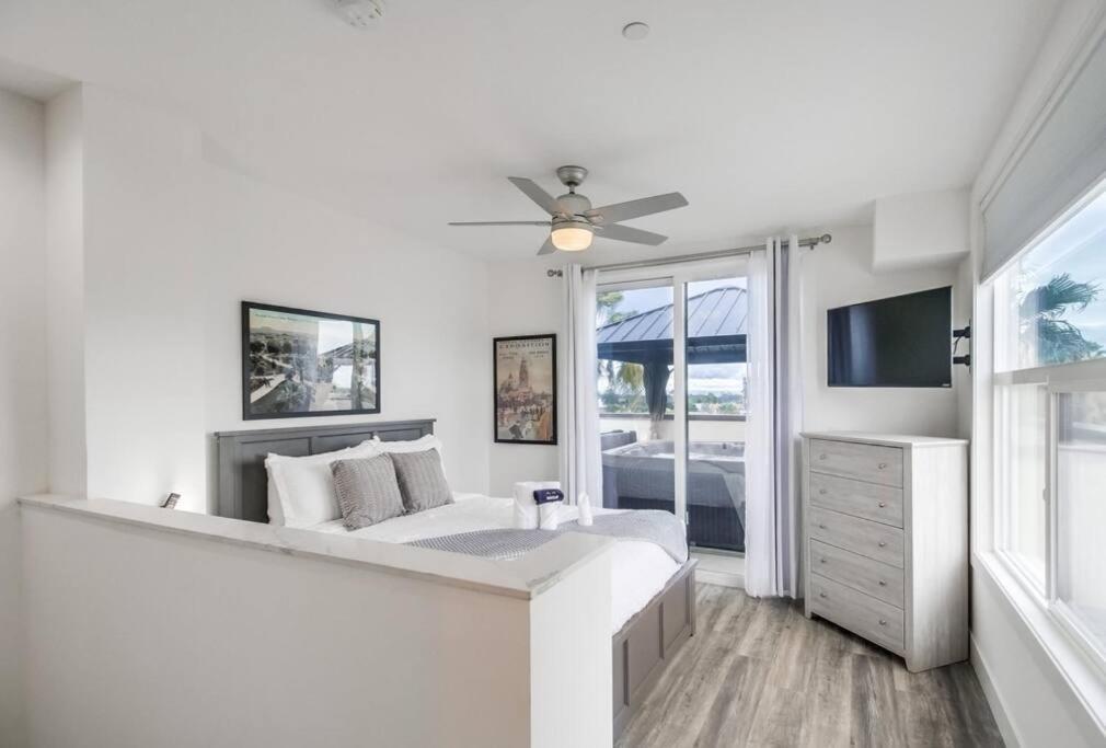 Hot Tub, New 2 Bedroom Park Blvd Apartment San Diego