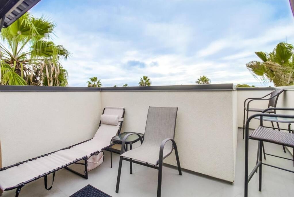 Hot Tub, New 2 Bedroom Park Blvd Apartment