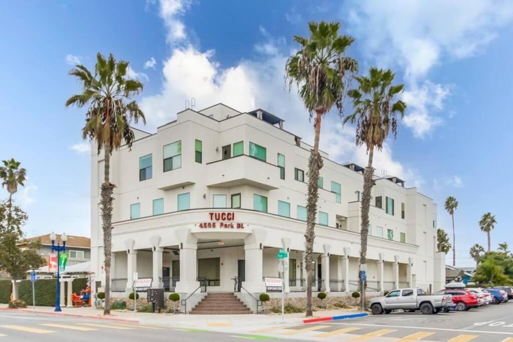 Hot Tub, New 2 Bedroom Park Blvd San Diego