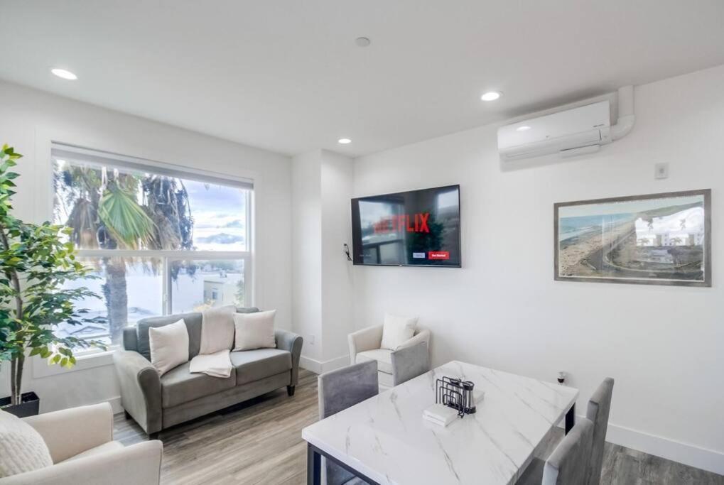 Hot Tub, New 2 Bedroom Park Blvd Apartment