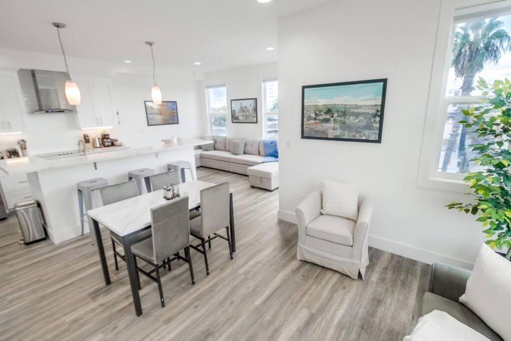 Apartment Hot Tub, New 2 Bedroom Park Blvd *