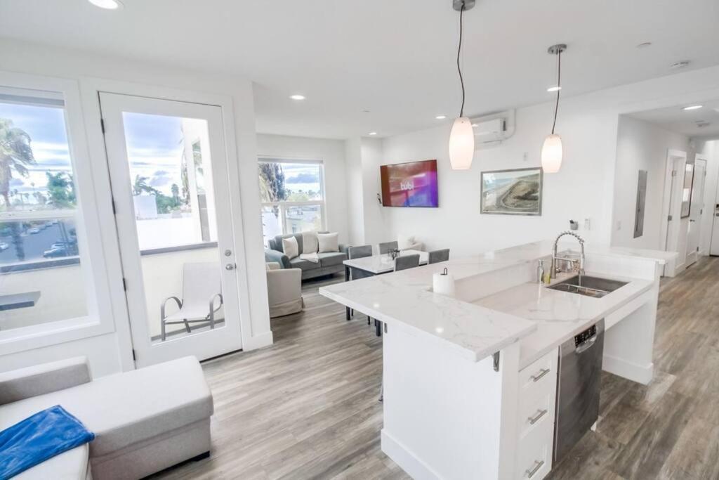 Hot Tub, New 2 Bedroom Park Blvd Apartment