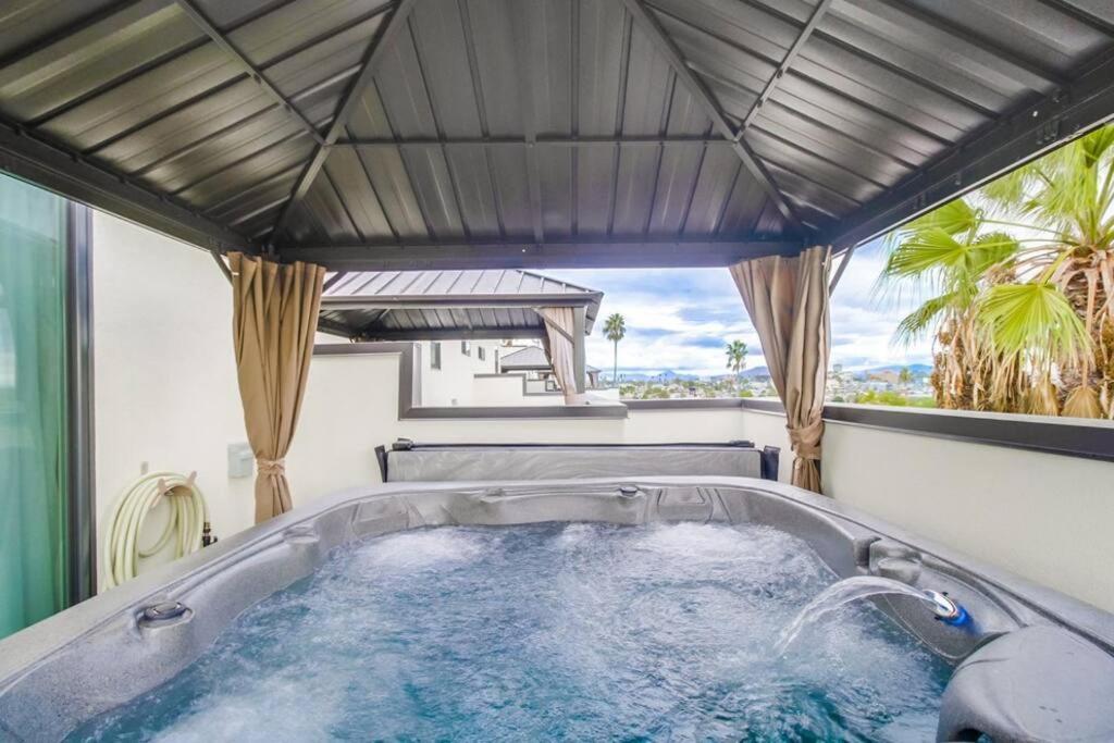 Hot Tub, New 2 Bedroom Park Blvd Apartment *