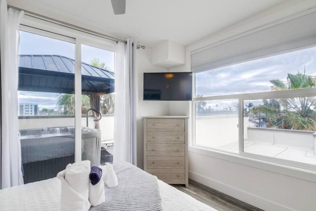 Apartment Hot Tub, New 2 Bedroom Park Blvd *