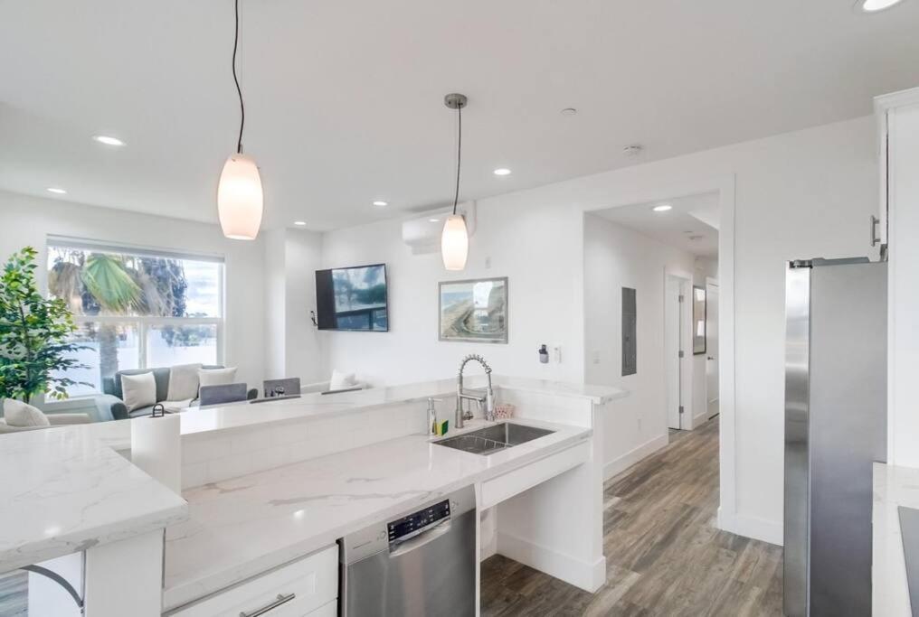 Hot Tub, New 2 Bedroom Park Blvd Apartment San Diego