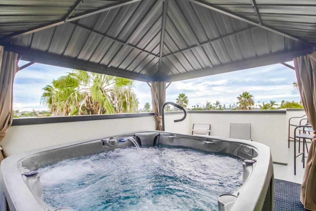 Hot Tub, New 2 Bedroom Park Blvd