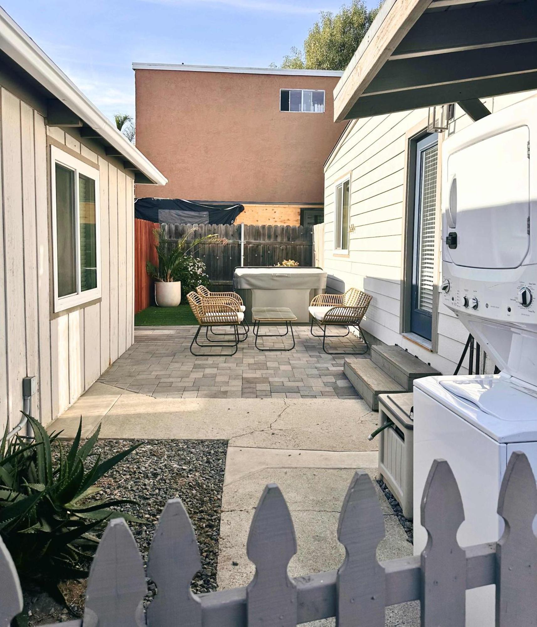 Cozy Private With Patio Ac Laundry Apartment *