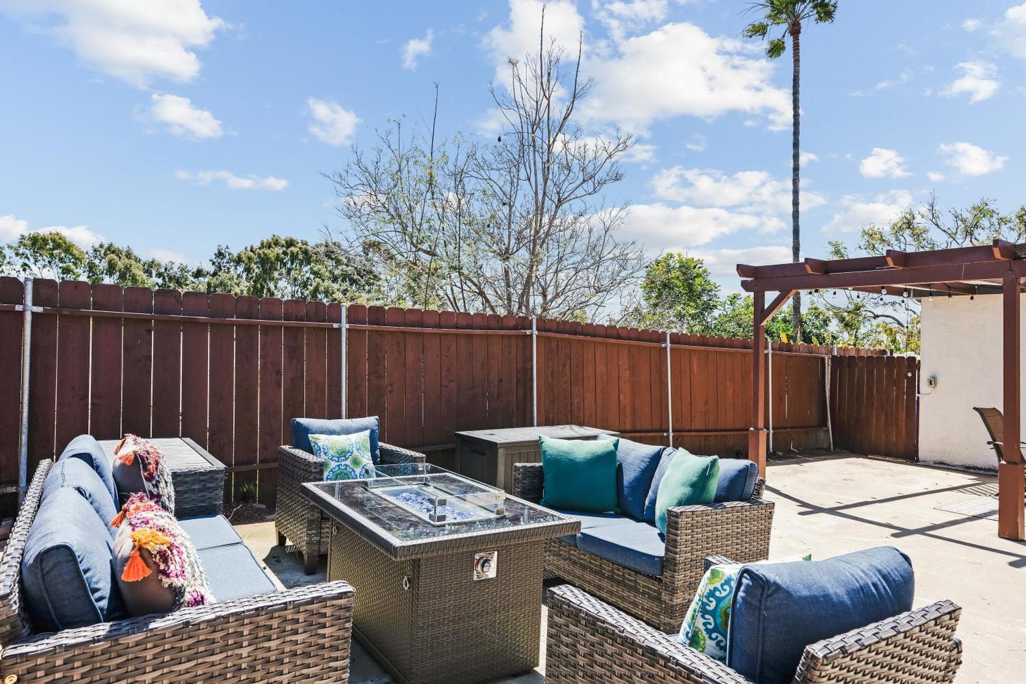 Peaceful Getaway With Renovated Amenities Apartment *