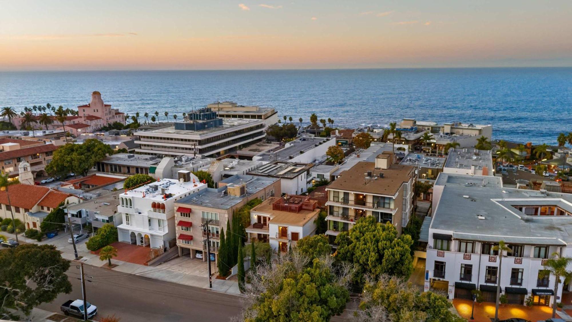 Grand Retreat Rooftop Bliss And Ocean Views *