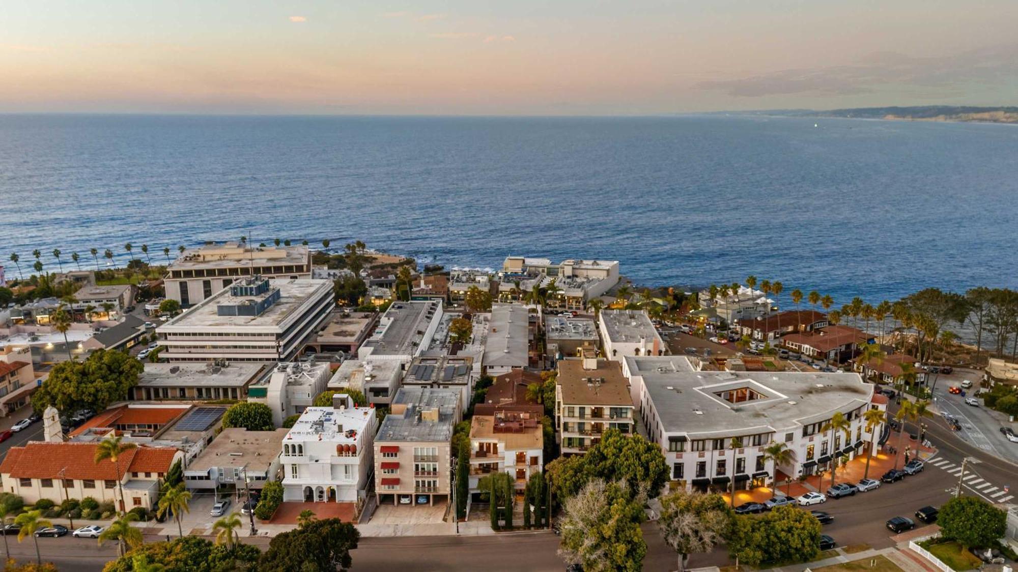 Grand Retreat Rooftop Bliss And Ocean Views