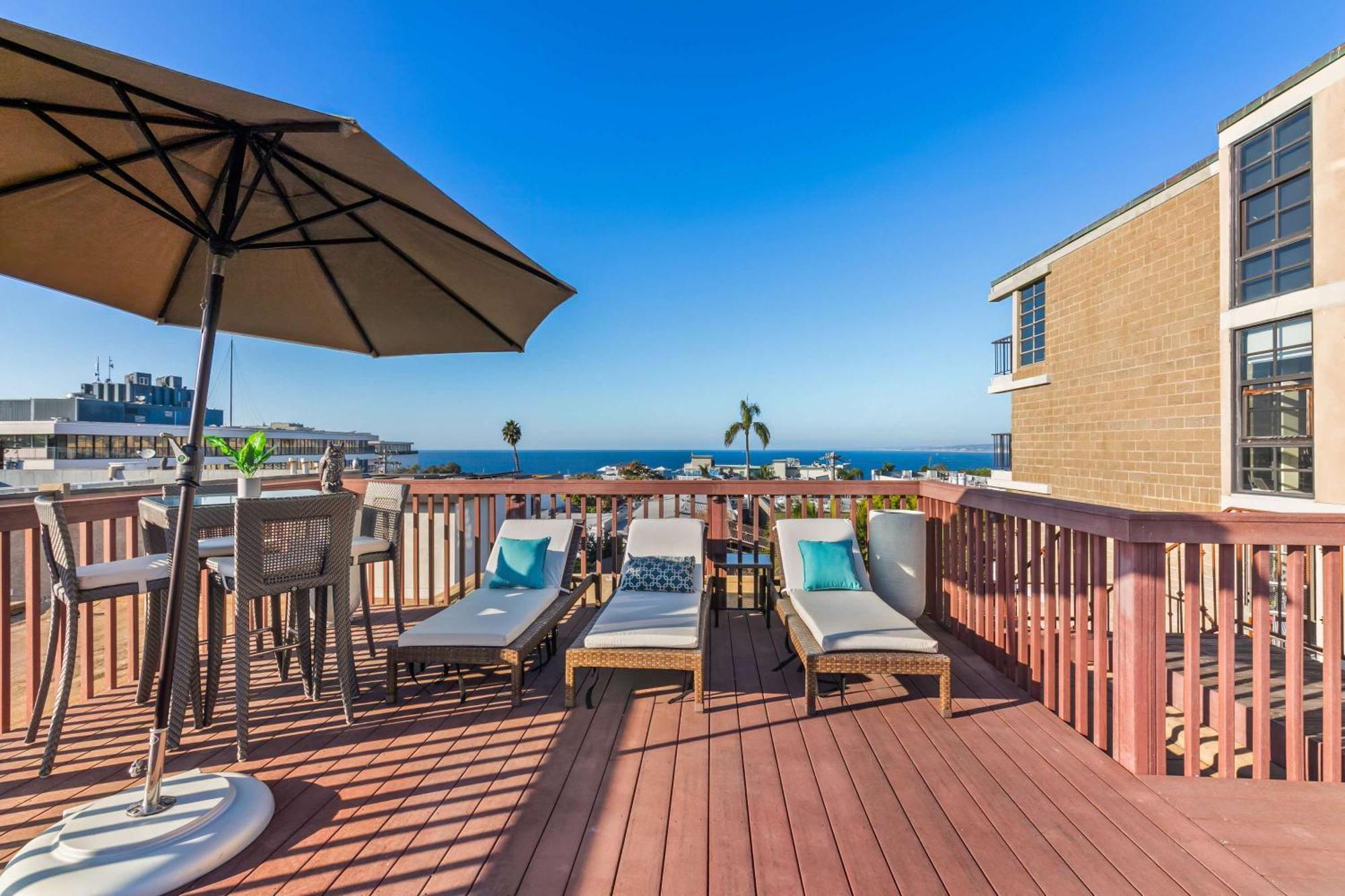 Holiday home Grand Retreat Rooftop Bliss And Ocean Views
