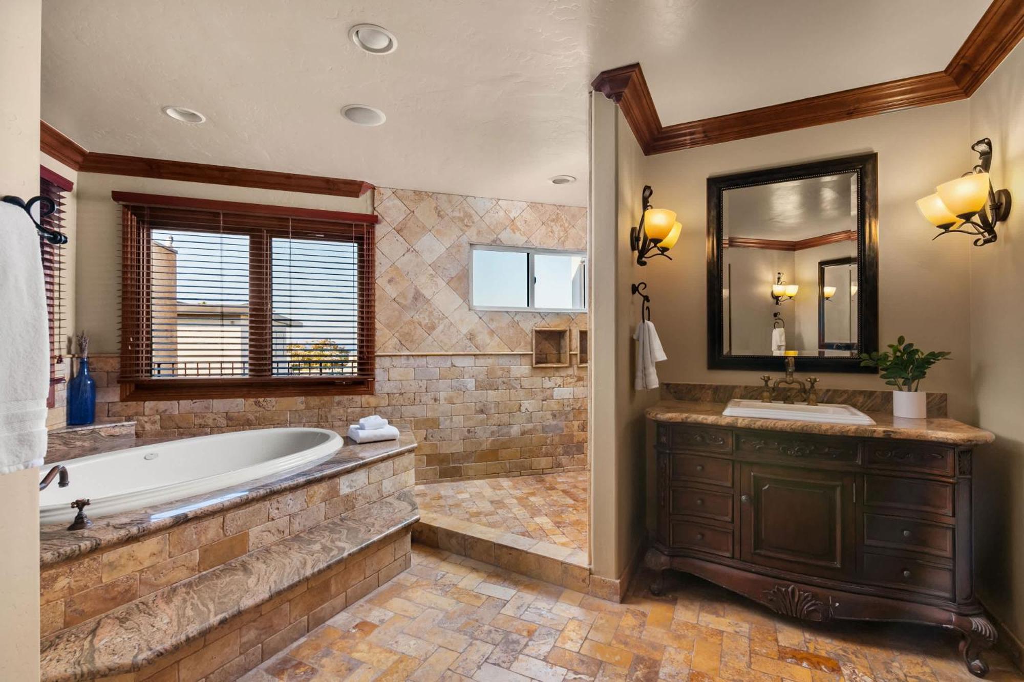 Grand Retreat Rooftop Bliss And Ocean Views *