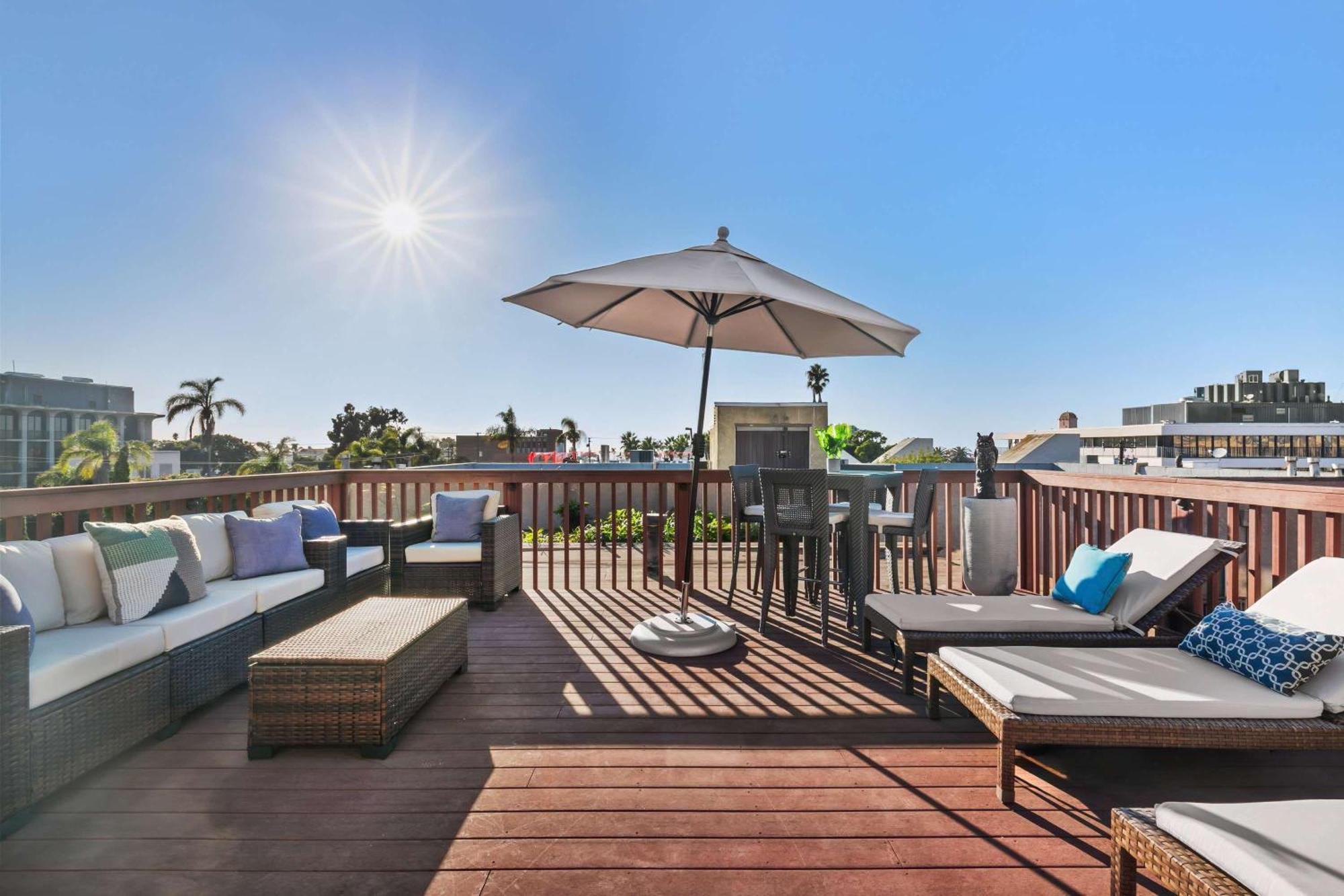 Grand Retreat Rooftop Bliss And Ocean Views Holiday home