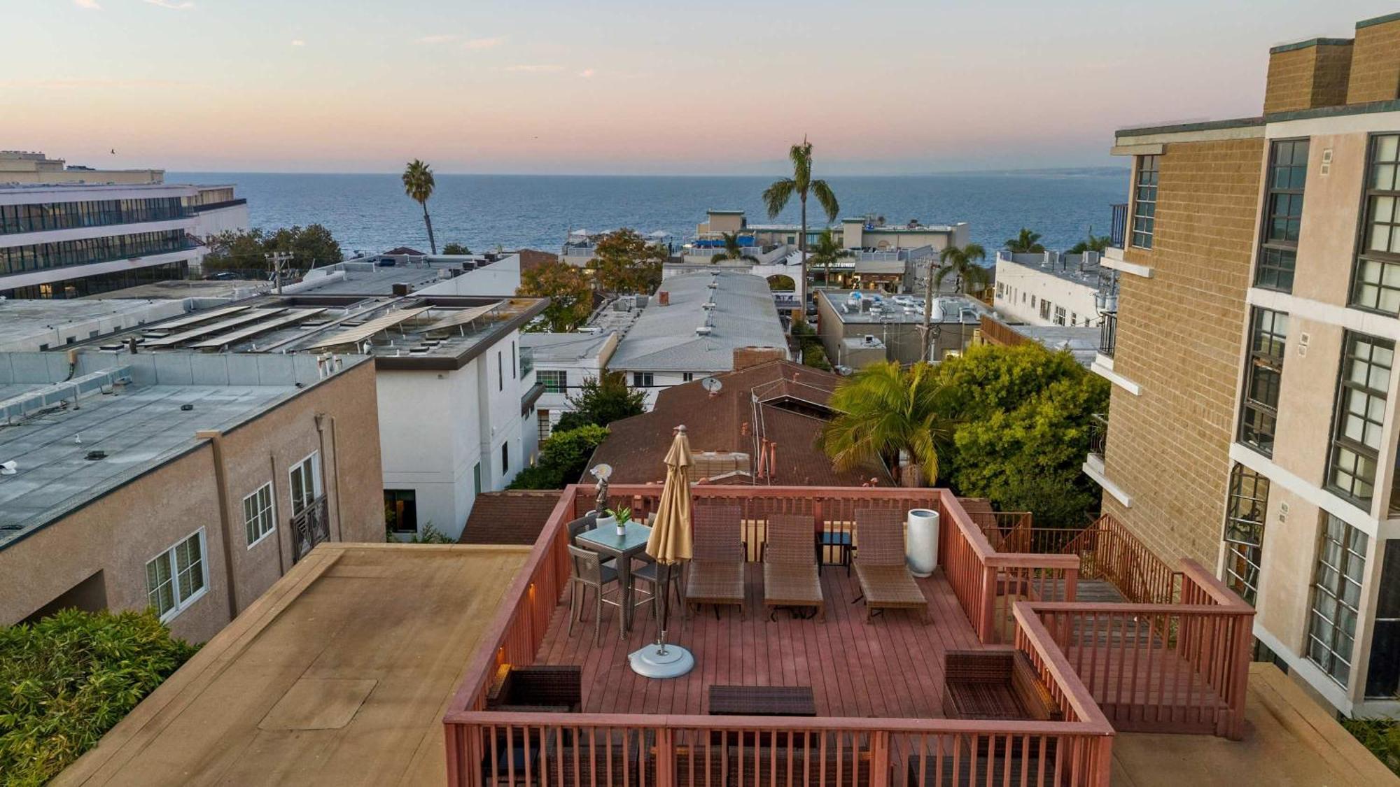 Holiday home Grand Retreat Rooftop Bliss And Ocean Views *