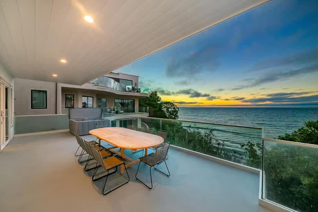 Cliffside Haven Where Ocean Meets Sky Holiday home *