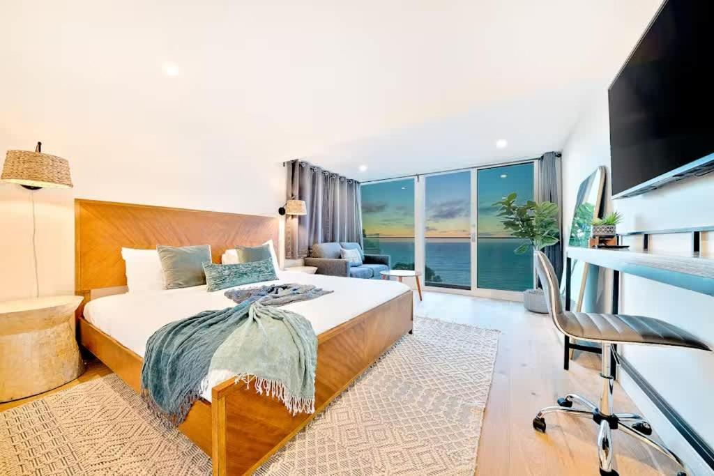 Cliffside Haven Where Ocean Meets Sky San Diego