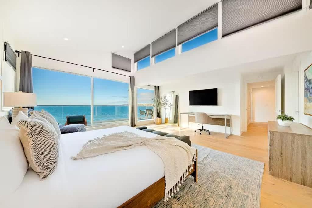 Cliffside Haven Where Ocean Meets Sky *