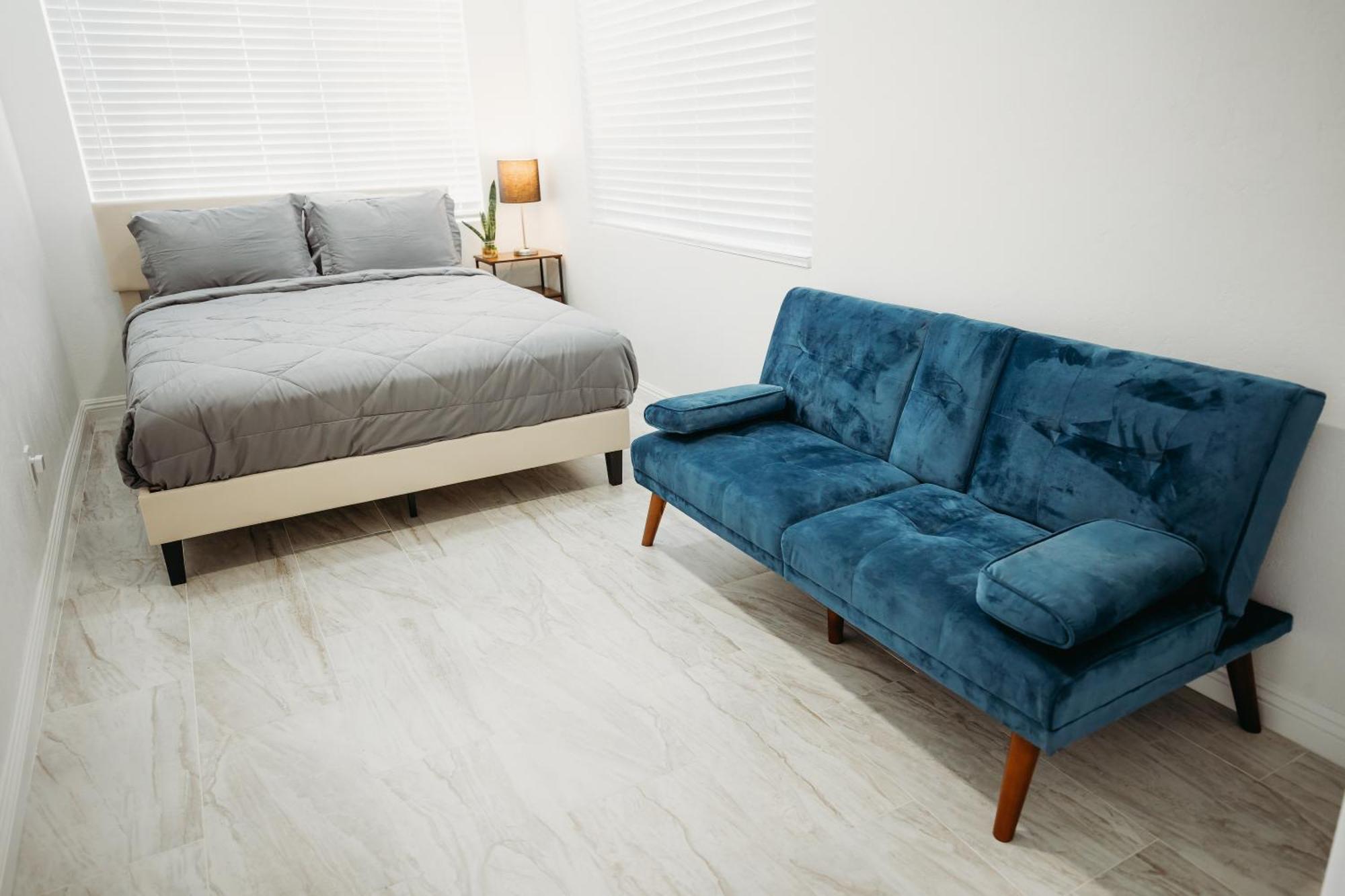 Sleeps 16, Mins From Beaches, Outlets & Military Base Holiday home San Diego