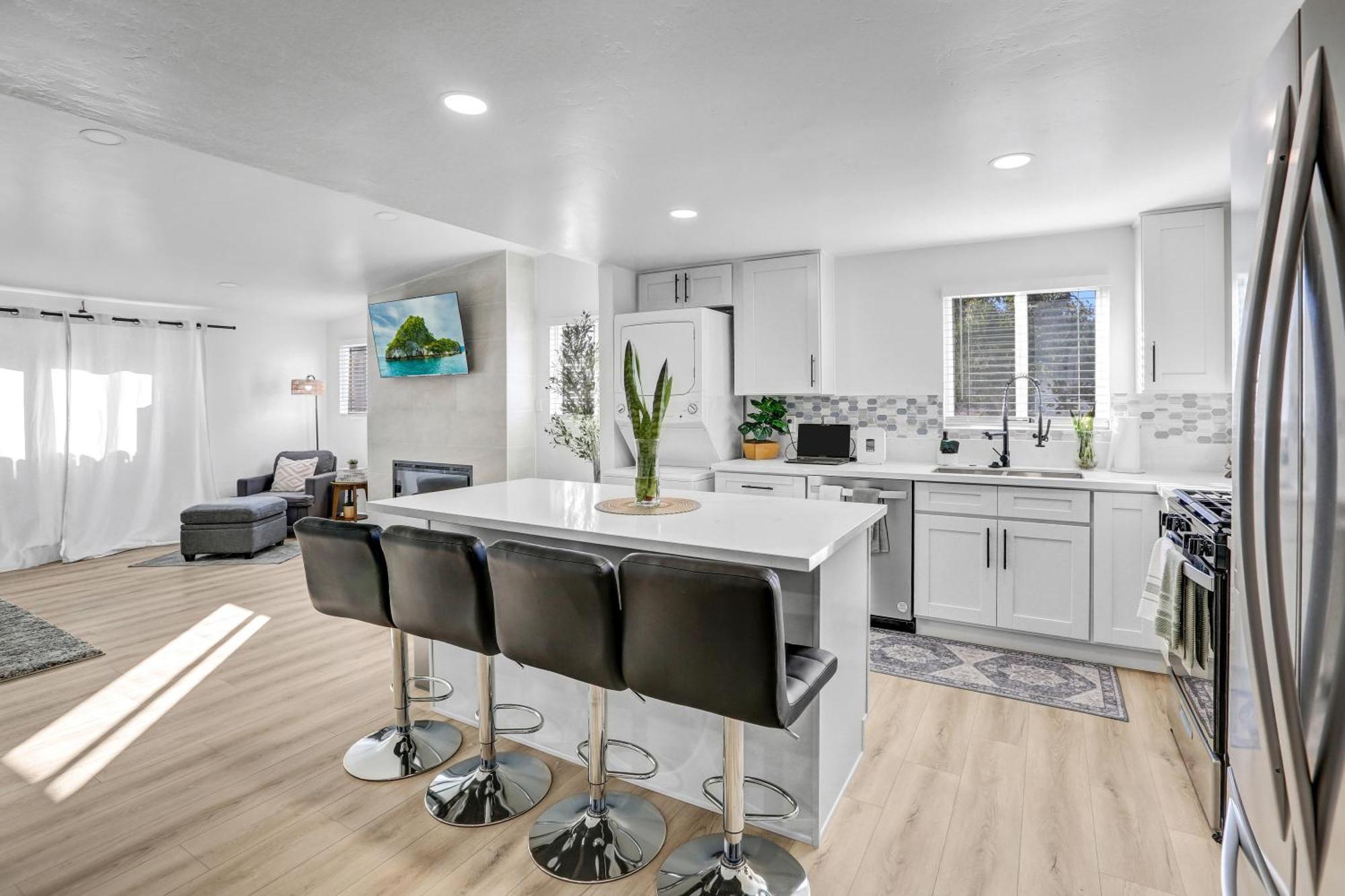 Sleeps 16, Mins From Beaches, Outlets & Military Base Holiday home San Diego
