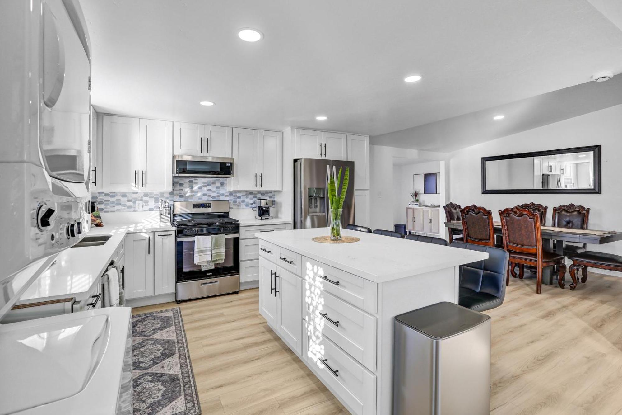 Sleeps 16, Mins From Beaches, Outlets & Military Base Holiday home San Diego