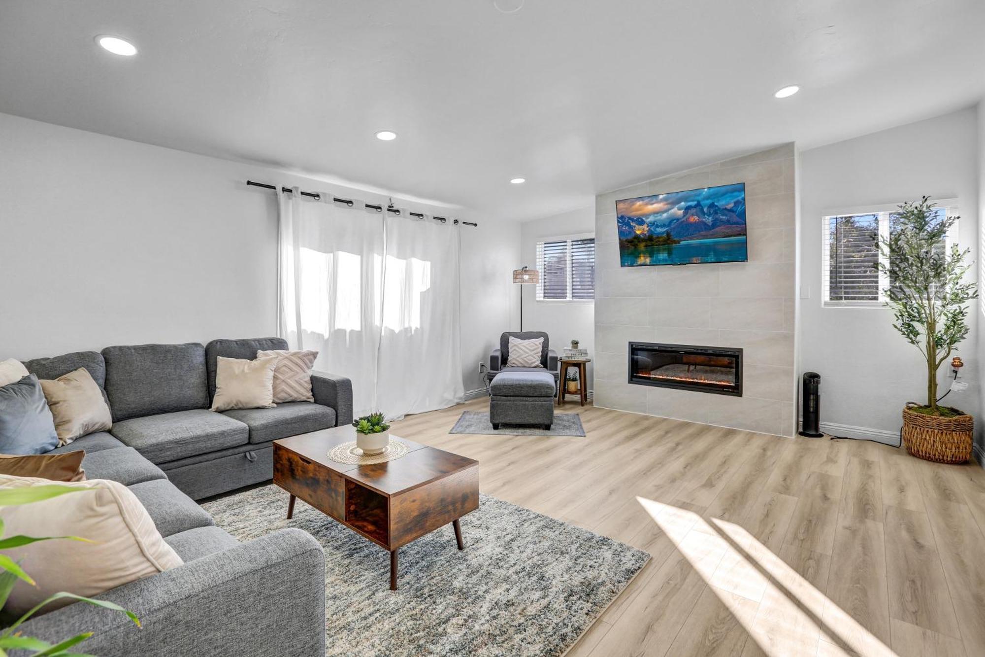 Sleeps 16, Mins From Beaches, Outlets & Military Base Holiday home San Diego