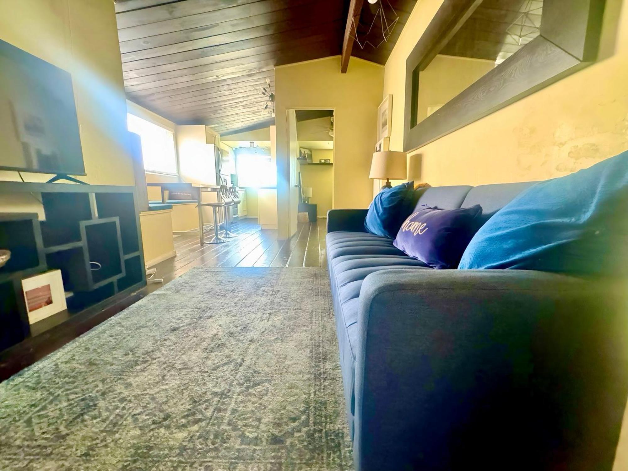 Apartment Sunset Haven: Lakeside Charm In Ocean *