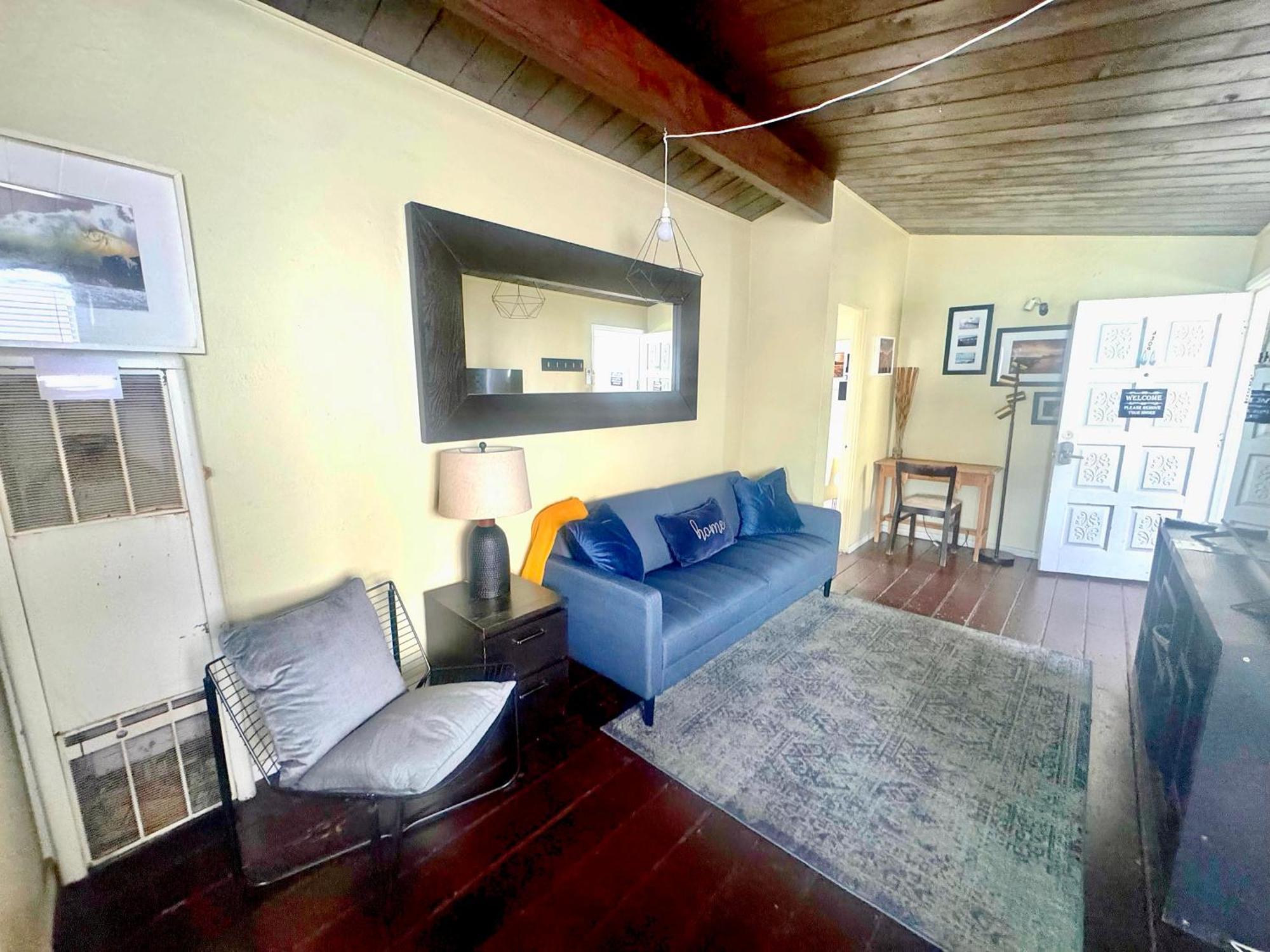 Sunset Haven: Lakeside Charm In Ocean Apartment San Diego