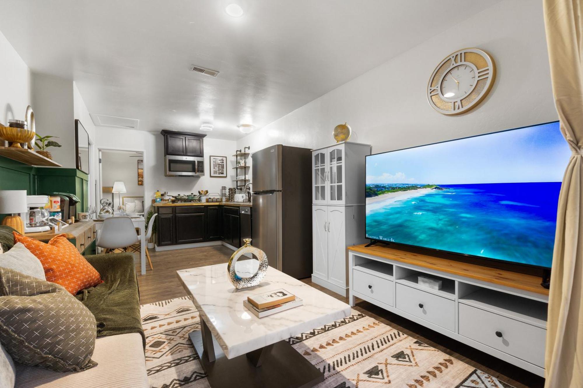 Entire Private 1-bedroom With Hot Spa, 1 Gbps Wi-fi, Parking, View