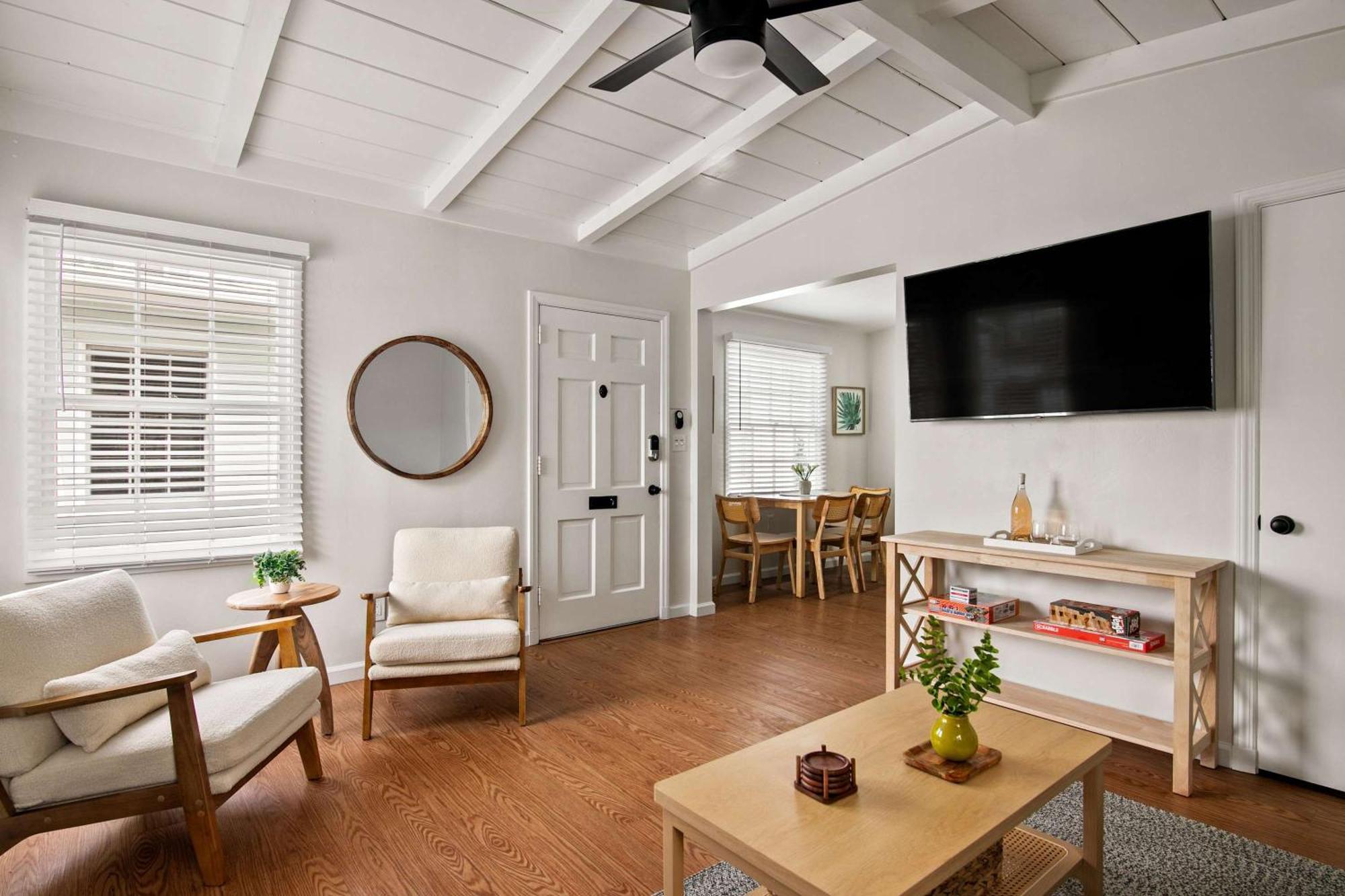 Coastal Retreat 1br Steps To Ocean & Peek Views