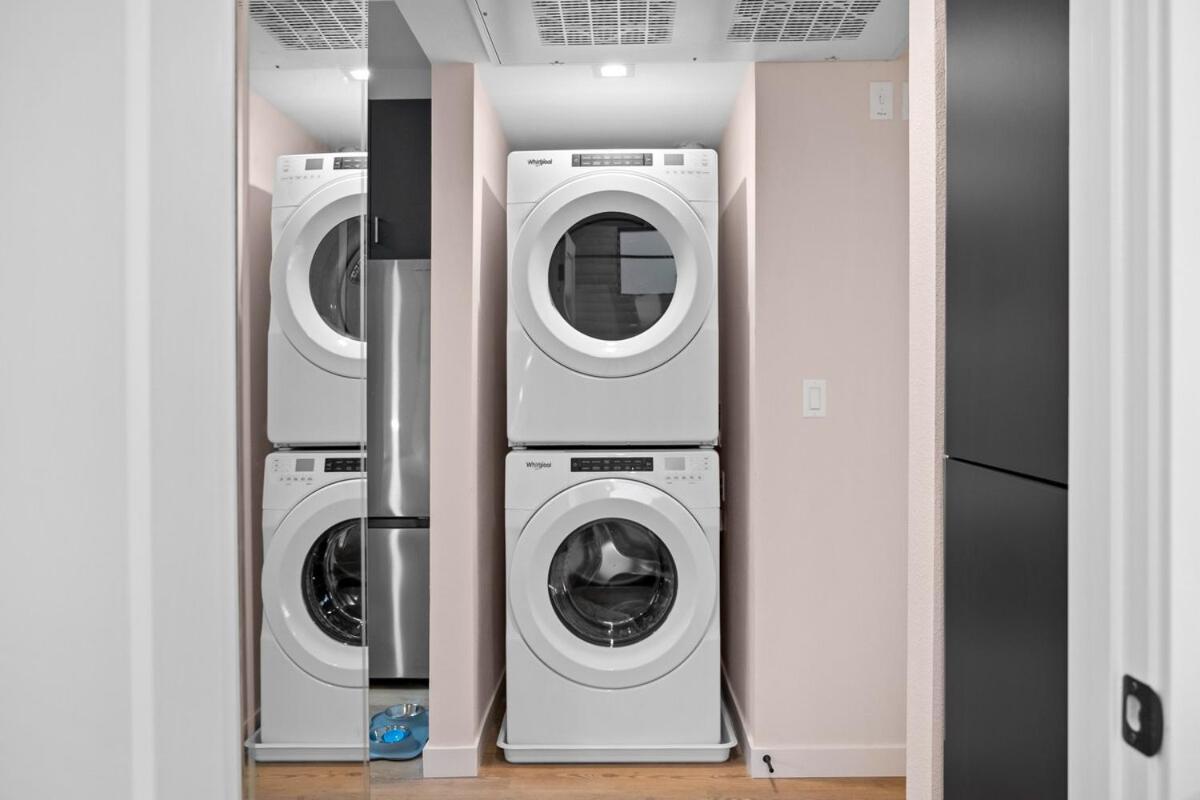 King Bed Evcharger Sleeps 8 Balcony Laundry *