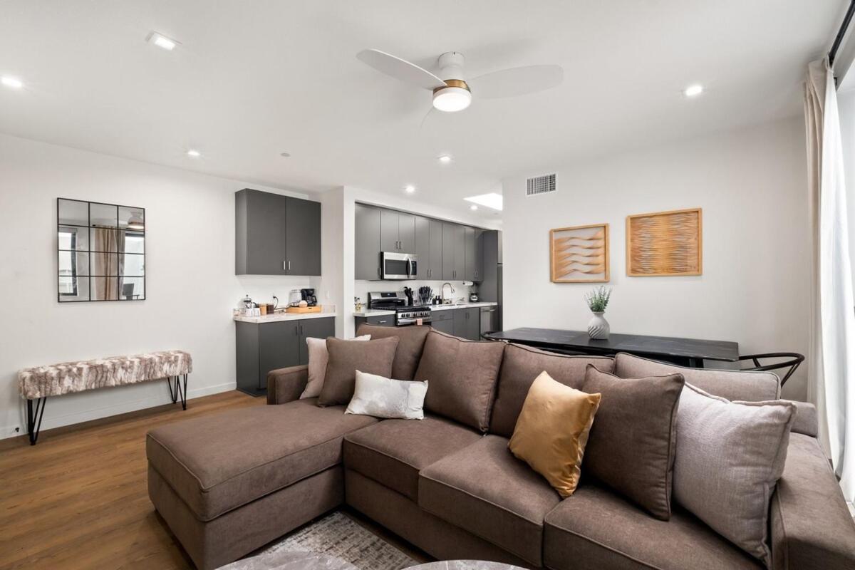 King Bed Evcharger Sleeps 8 Balcony Laundry Apartment San Diego